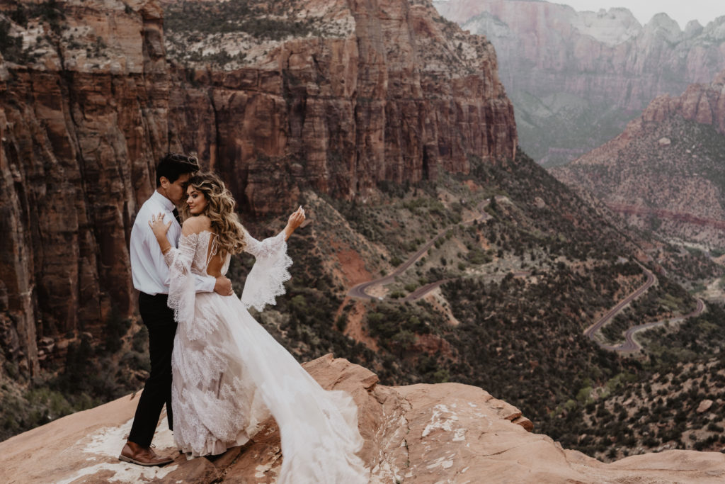 Bride and groom Eloping in Zion National Park